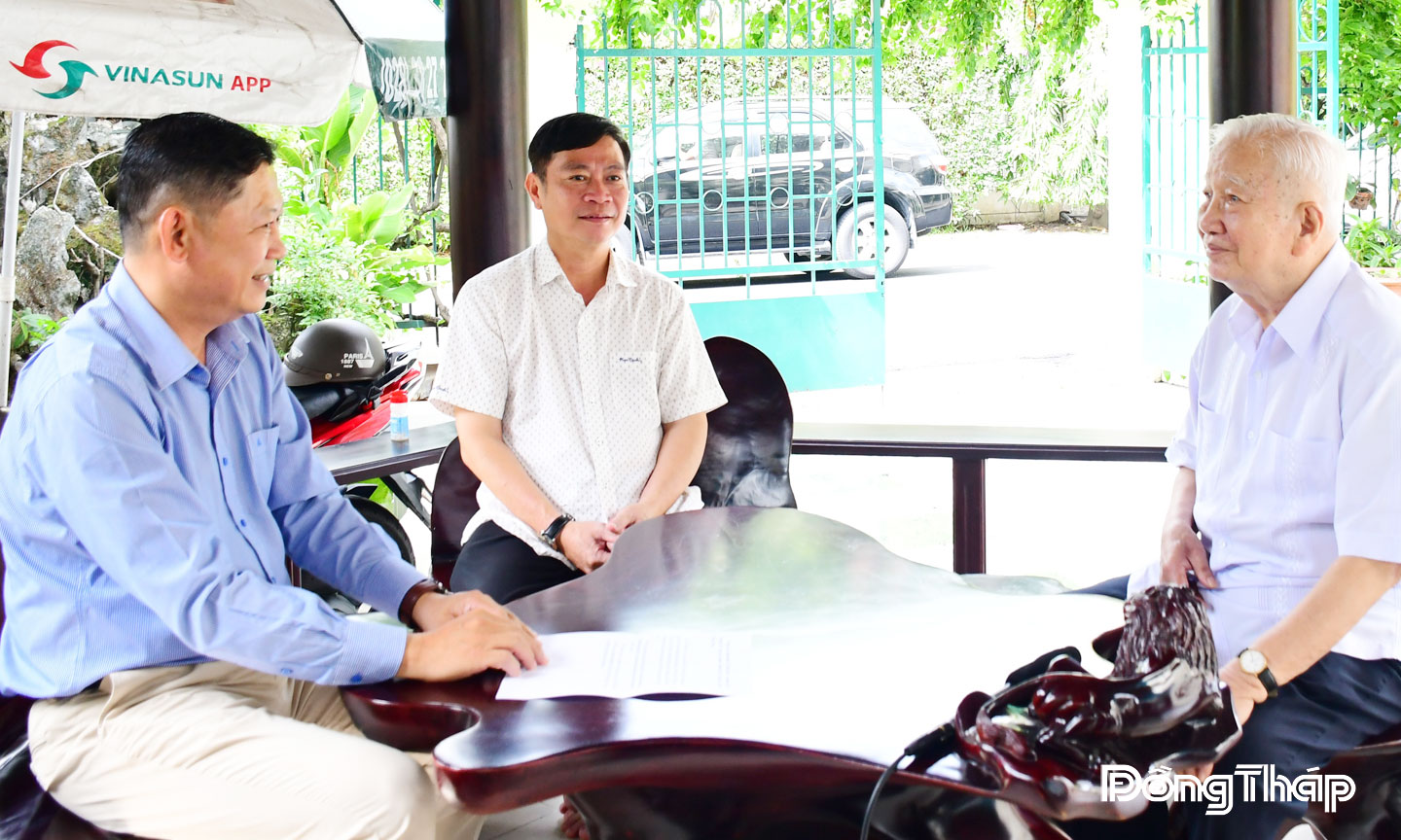 Đoàn công tác Công an tỉnh Đồng Tháp đến thăm Trung tướng Võ Thái Hòa, nguyên Thứ trưởng Bộ Công an.                                                                           Ảnh: TẤN ĐẠT