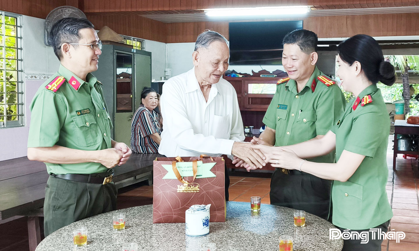 Đoàn công tác Công an tỉnh Đồng Tháp đến thăm Trung tướng,  Anh hùng Lực lượng vũ trang nhân dân Nguyễn Việt Thành,  nguyên Phó Chánh Văn phòng Ban Chỉ đạo phòng, chống tham nhũng  Trung ương, nguyên Phó Tổng cục trưởng Tổng cục Cảnh sát, Bộ Công an, nguyên Giám đốc Công an tỉnh Tiền Giang.                                         Ảnh: Tấn Đạt