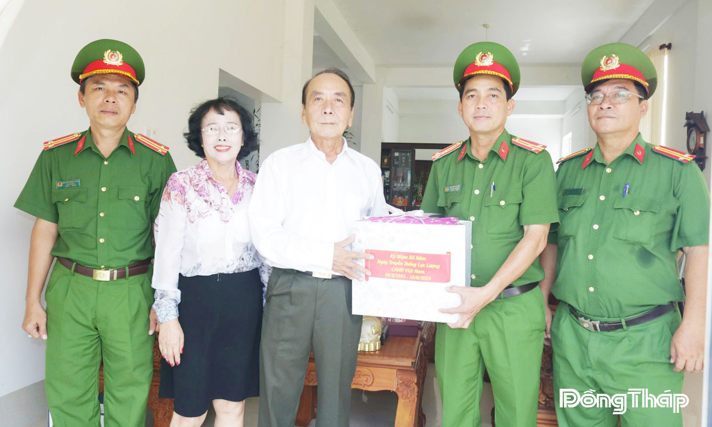 Công an tỉnh Đồng Tháp đến thăm Trung tướng Võ Hoài Việt, nguyên Tổng Cục phó Tổng cục An ninh, Bộ Công an, nguyên Giám đốc Công an tỉnh Đồng Tháp. Ảnh: pv