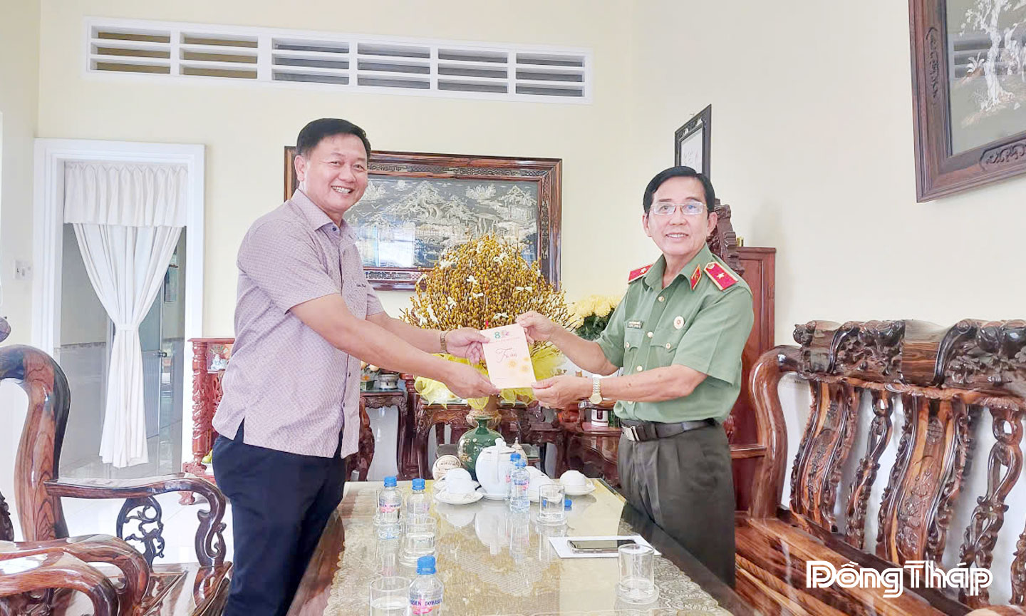 Đoàn công tác Công an tỉnh Đồng Tháp đến thăm Thiếu tướng Nguyễn Minh Thuấn, nguyên Giám đốc Công an tỉnh Đồng Tháp. Ảnh :ThẠnh Thảo
