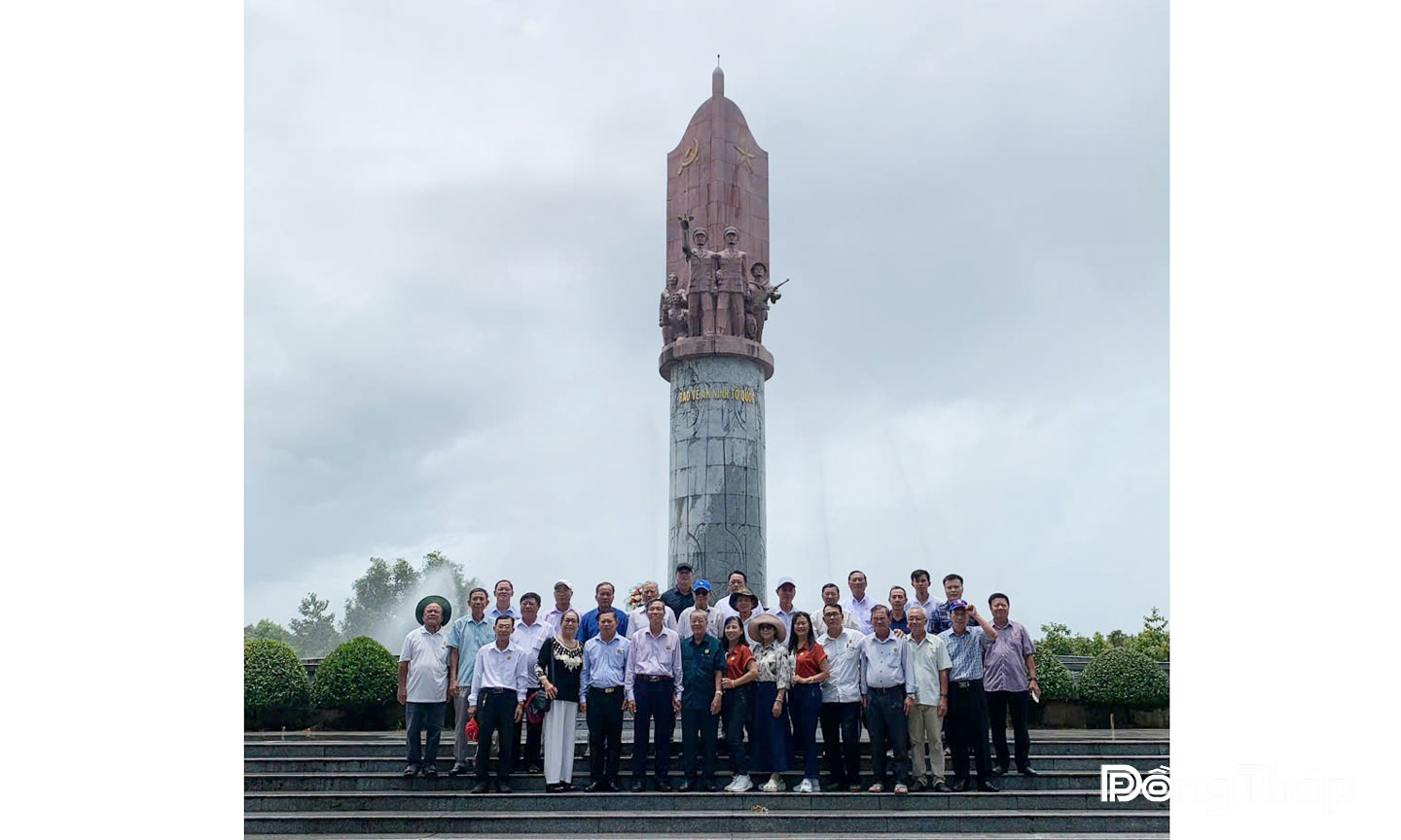  Đoàn Cựu Công an tỉnh Đồng Tháp thăm di tích lịch sử Ban An ninh Khu IX.  Ảnh: Duy Phương