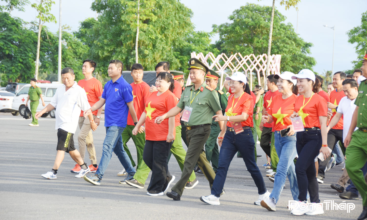 Đại tá  Nguyễn Hồng Khắc, Phó Giám đốc  Công an  tỉnh Đồng Tháp tham gia hưởng ứng Chương trình  “Cùng Việt Nam tiến bước”.                                                                                                                                           Ảnh: DUY PHƯƠNG