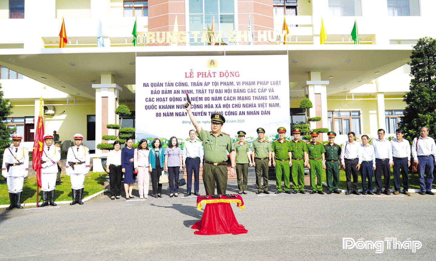 Đồng chí Thiếu tướng Lâm Phước Nguyên, Ủy viên Ban Thường vụ Tỉnh ủy, Bí thư Đảng ủy, Giám đốc Công an tỉnh Đồng Tháp phát lệnh ra quân thực hiện cao điểm đảm bảo ANTT trên địa bàn.                                                                                                            Ảnh: Trọng Tín
