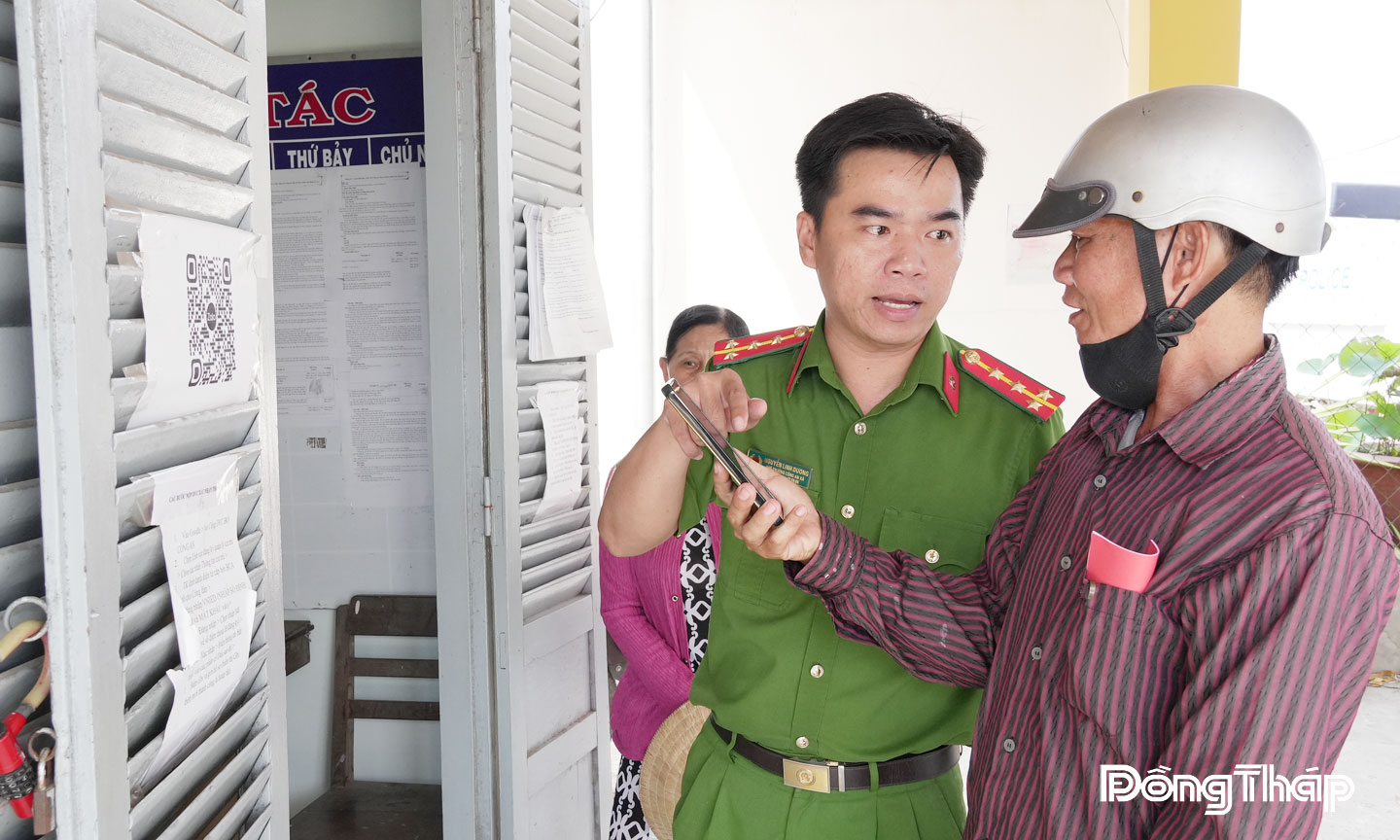 Công an xã Vĩnh Hựu cấp định danh điện tử cho người dân.