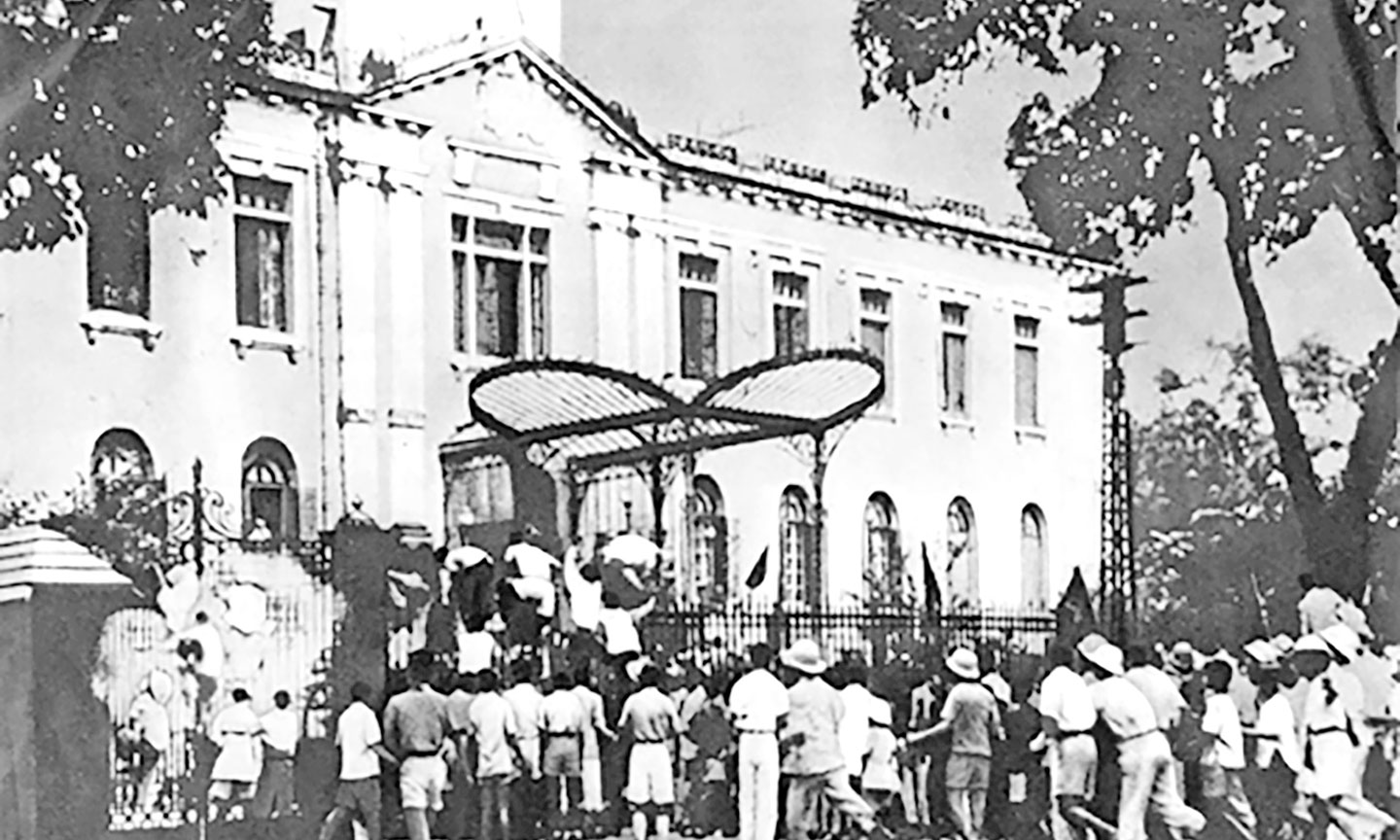 Nhân dân Thủ đô Hà Nội đánh chiếm Bắc Bộ phủ (còn gọi là Phủ Khâm sai), cơ quan đầu não của chính quyền tay sai Pháp ở Bắc Bộ (ngày 19-8-1945).                                                                                                                                                      Ảnh: Tư liệu. Nguồn: https://hochiminh.vn 