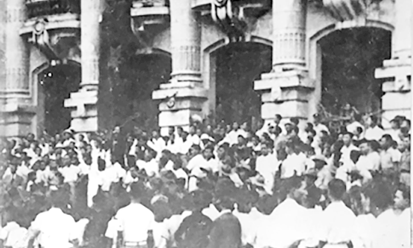 Cuộc mít tinh, biểu tình trước nhà hát lớn Hà Nội (ngày 17-8-1945).            Ảnh: Tư liệu  Nguồn: https://baotanglichsu.vn. 