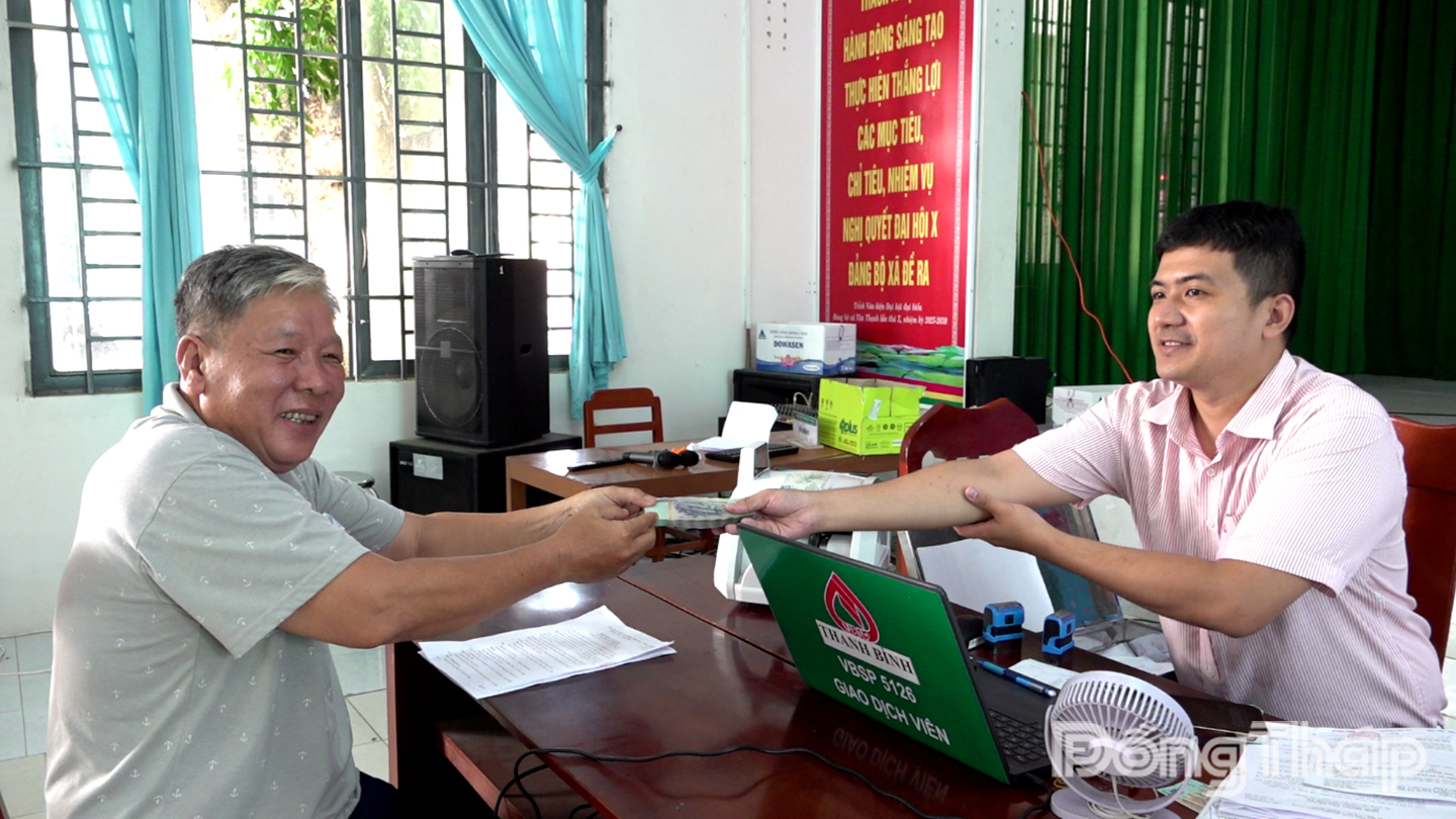 Giải ngân vốn cho hộ vay ở xã Tân Thạnh