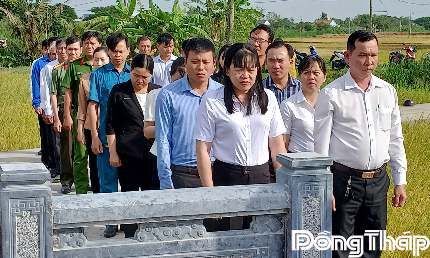 Lãnh đạo xã Đồng Sơn thắp hương phần mộ ông Trần Văn Thiện, ấp Hòa Bình xã Đồng Sơn.