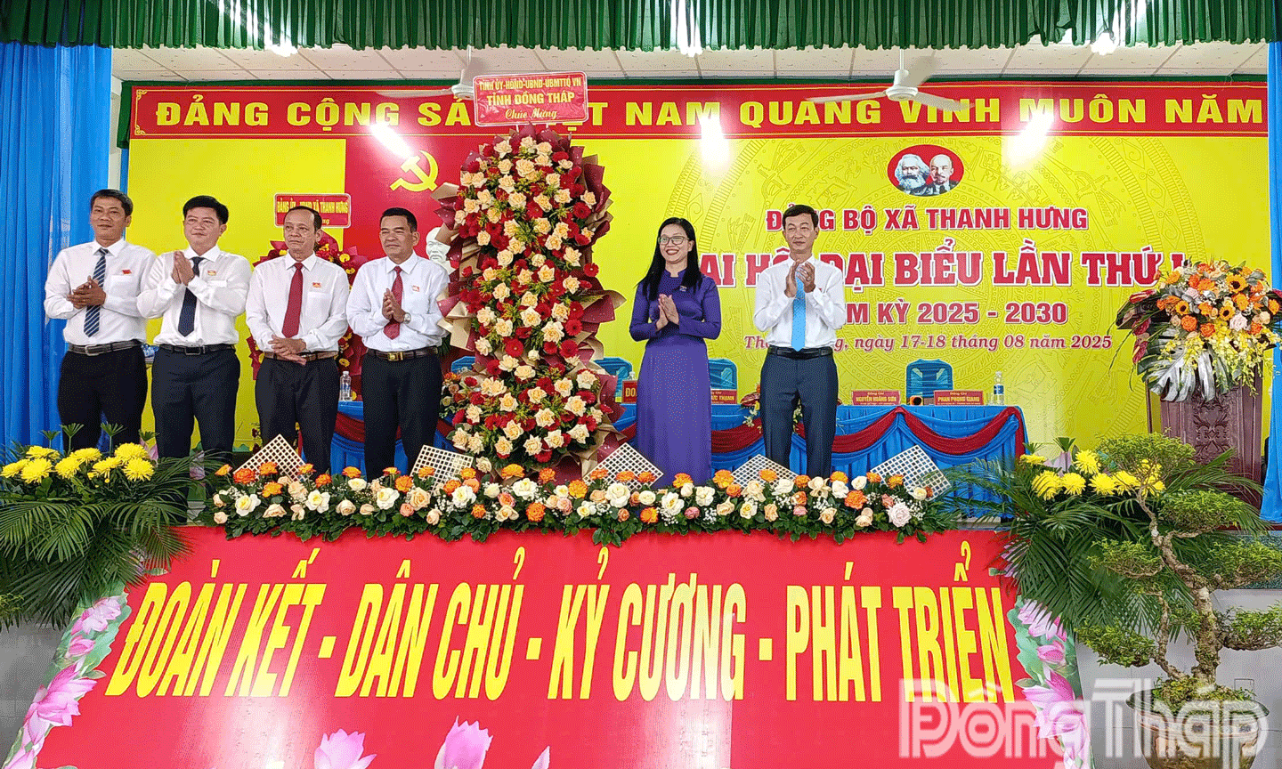 Thay mặt Ban Thường vụ Tỉnh ủy, đồng chí Nguyễn Thị Kim Tuyến tặng hoa chúc mừng Đại hội Đảng bộ xã Thanh Hưng nhiệm kỳ 2025 - 2030. 