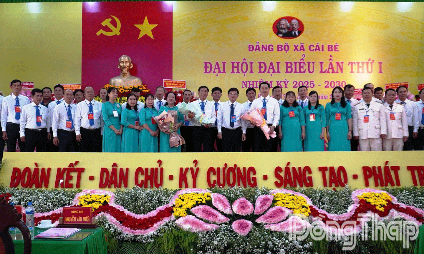 Nguyễn Văn Mười, Ủy viên Ban Thường vụ Tỉnh ủy, Trưởng Ban Tổ chức Tỉnh ủy Đồng Tháp chụp ảnh lưu niệm cùng Ban Chấp hành Đảng bộ xã Cái Bè. 