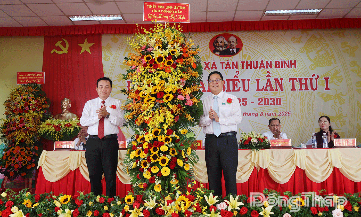 Đồng chí Trần Thanh Nguyên, Ủy viên Ban Thường vụ Tỉnh ủy, Phó Chủ tịch HĐND tỉnh tặng hoa chúc mừng Đại hội.