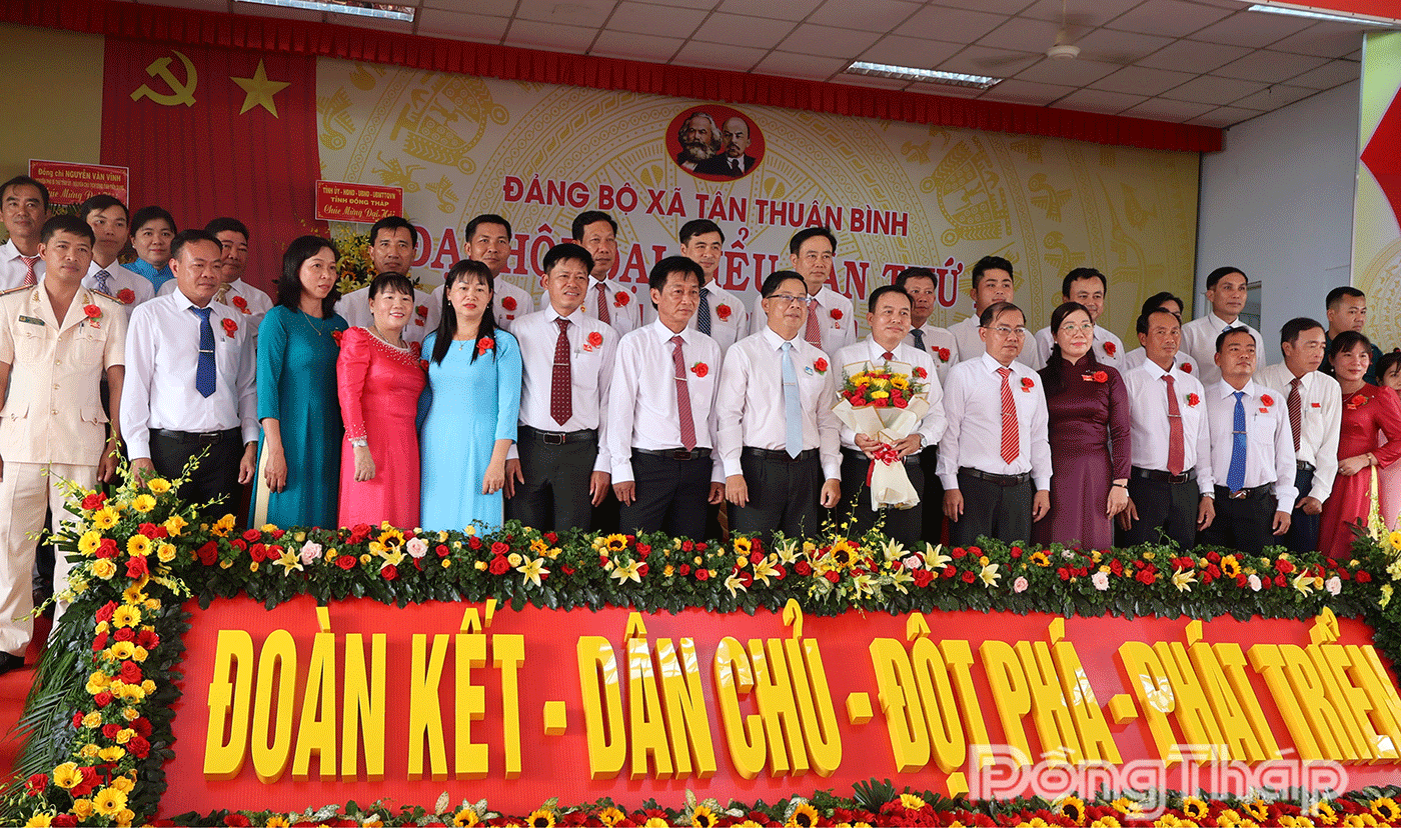 Ban Chấp hành Đảng bộ xã Tân Thuận Bình nhiệm kỳ mới ra mắt trước Đại hội.