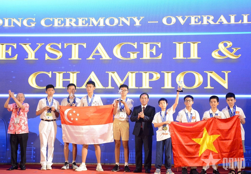 Ban tổ chức trao Giải vô địch toàn đoàn tặng đội Việt Nam và Singapore.