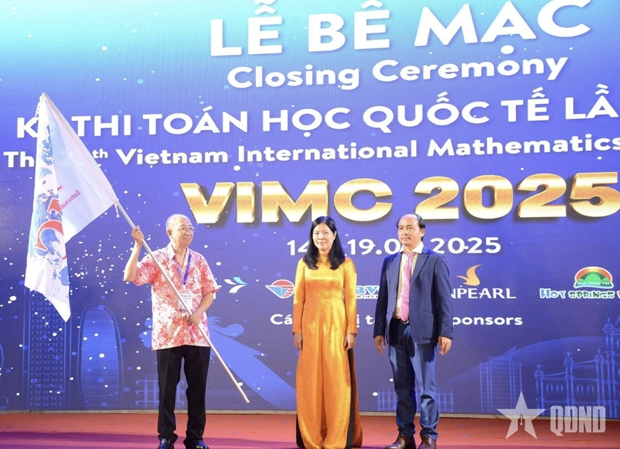 Ban tổ chức thực hiện nghi thức chuyển giao quyền đăng cai năm 2026 cho đoàn Mông Cổ.
