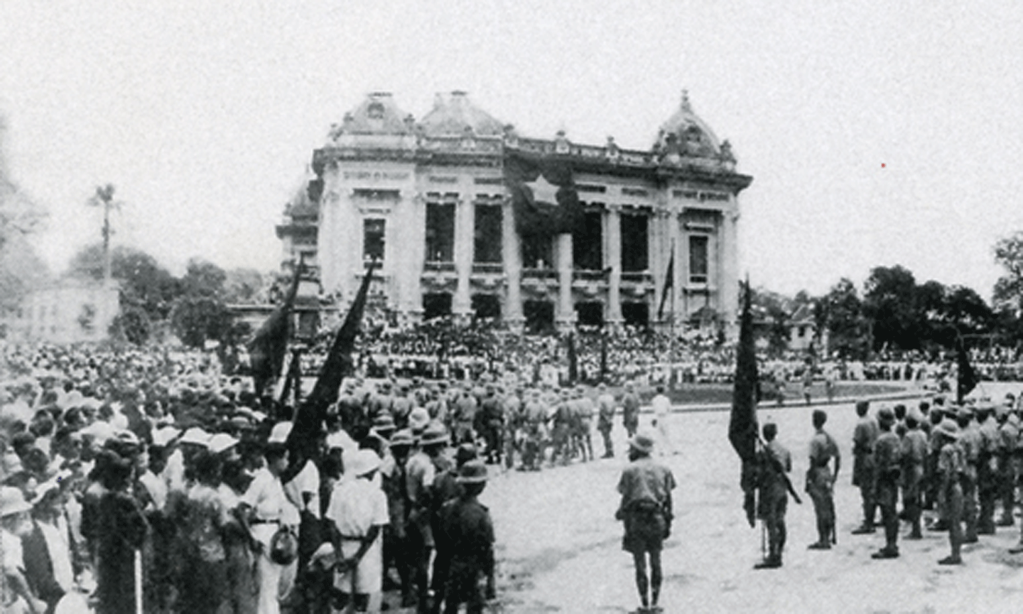  Mít tinh chào mừng Cách mạng Tháng Tám năm 1945 thành công tại Nhà hát Lớn Hà Nội.