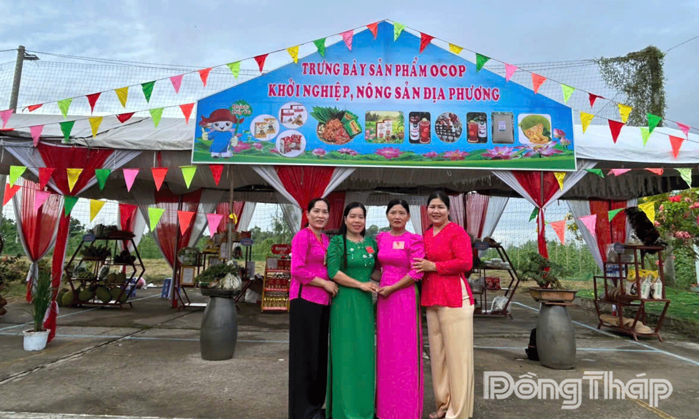 Hội LHPN xã Lấp Vò trưng bày và giới thiệu các sản phẩm Ocop, sản phẩm khởi nghiệp và nông sản địa phương.