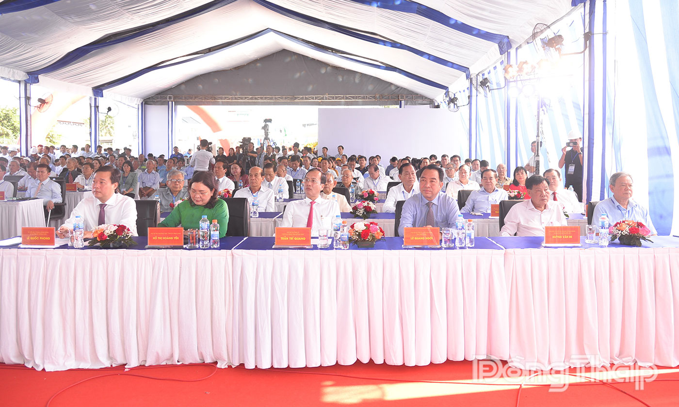 Các đại biểu dự Lễ khánh thành, đưa vào khai thác Dự án đầu tư xây dựng công trình cầu Rạch Miễu 2.