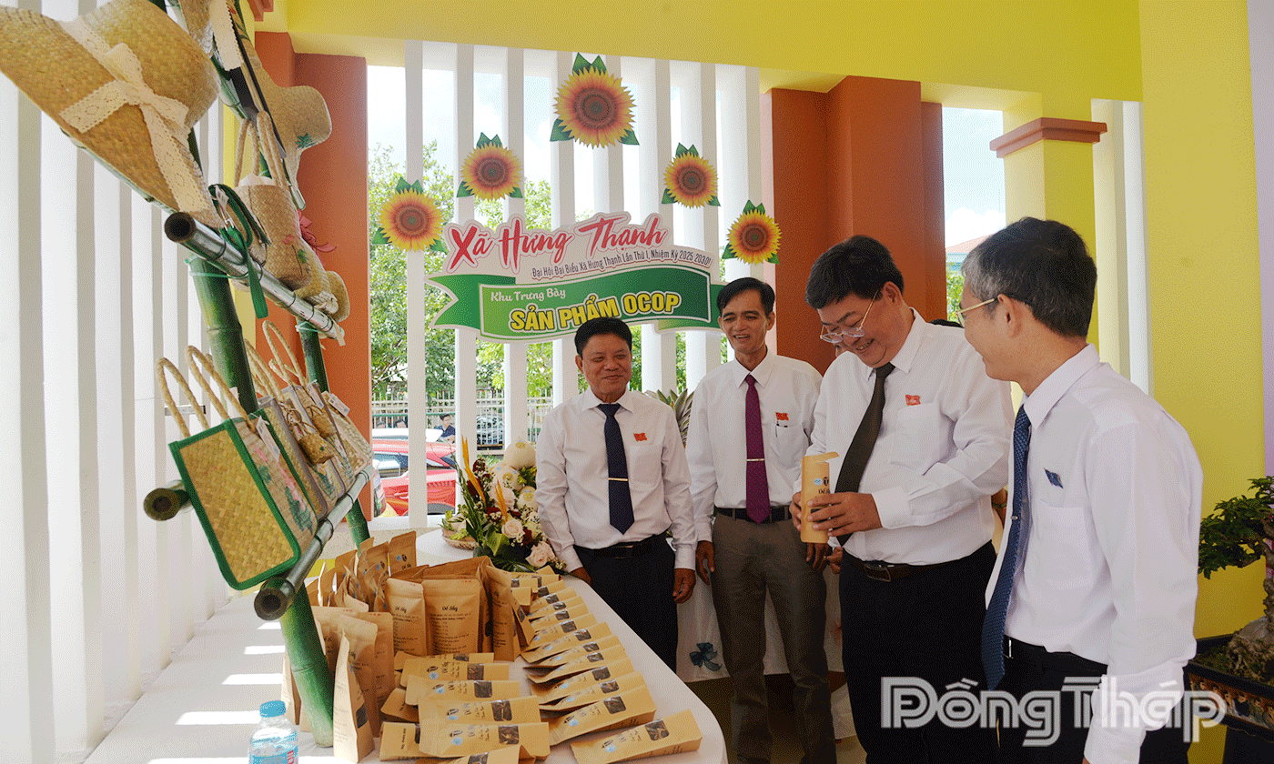 Đại biểu tham quan các sản phầm OCOP của xã.