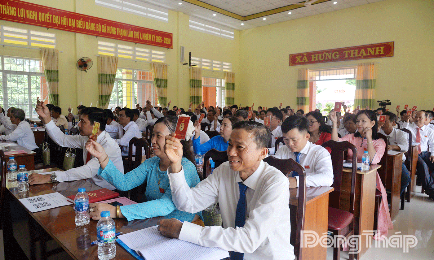 Đại biểu biểu quyết thông qua Nghị quyết Đại hội.