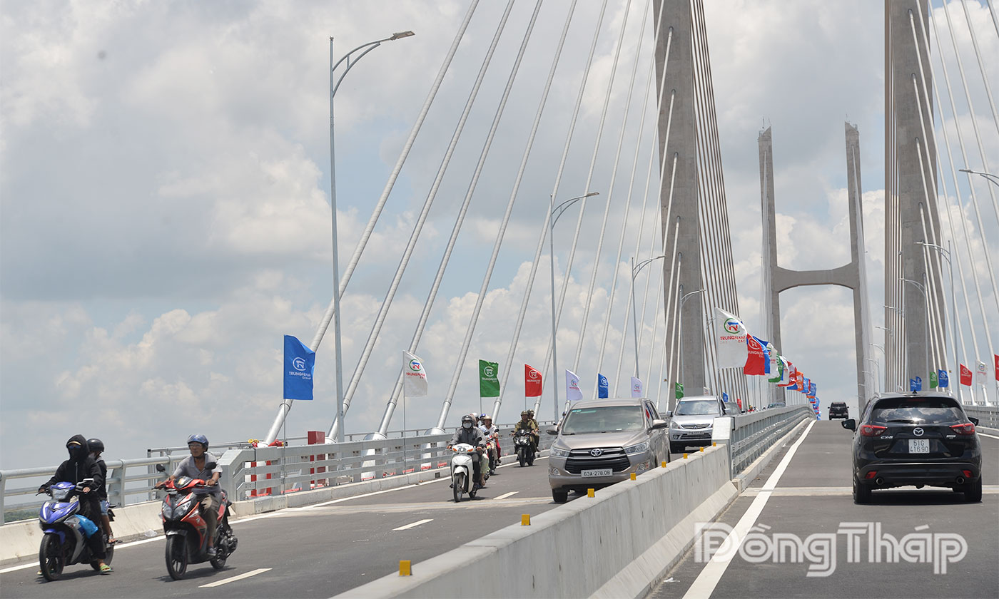 Các phương tiện di chuyển qua cầu.