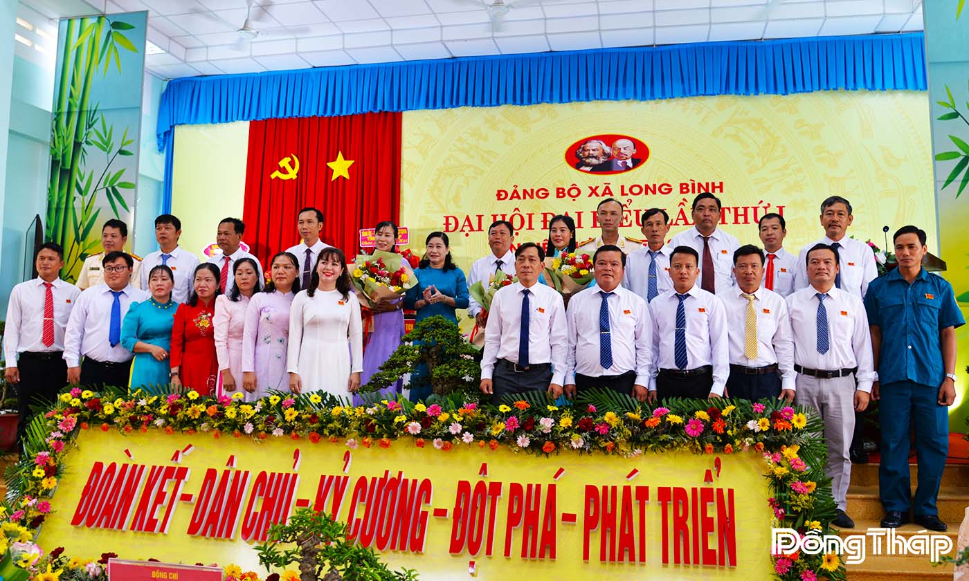 Lãnh đạo tỉnh tặng hoa chức mừng Ban Chấp hành Đảng bộ xã Long Bình lần thứ I, nhiệm kỳ 2025 - 2030.