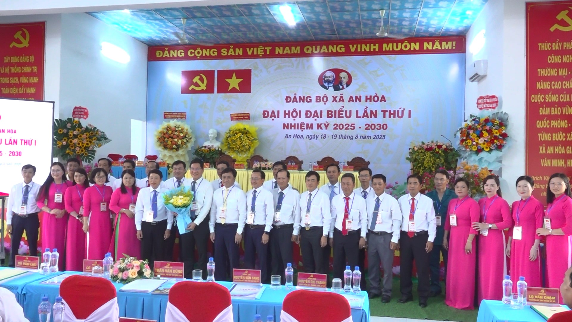Ban chấp hành Đảng bộ xã An Hoà nhiệm kỳ 2025-2030 ra mắt tại Đại hội.