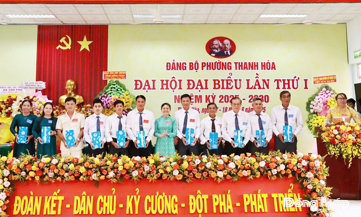 Tặng quà tri ân các đồng chí không tham gia Ban chấp hành khoá mới.