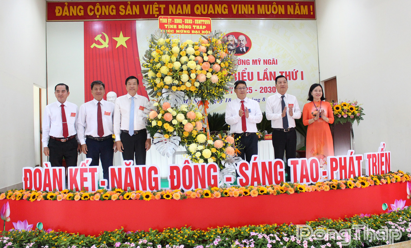 Đồng chí Trần Thanh Nguyên, Ủy viên Ban Thường vụ Tỉnh ủy, Phó Chủ tịch Hội đồng nhân dân tỉnh Đồng Tháp (thứ 3 từ bên phải sang) tặng hoa chúc mừng Đại hội.