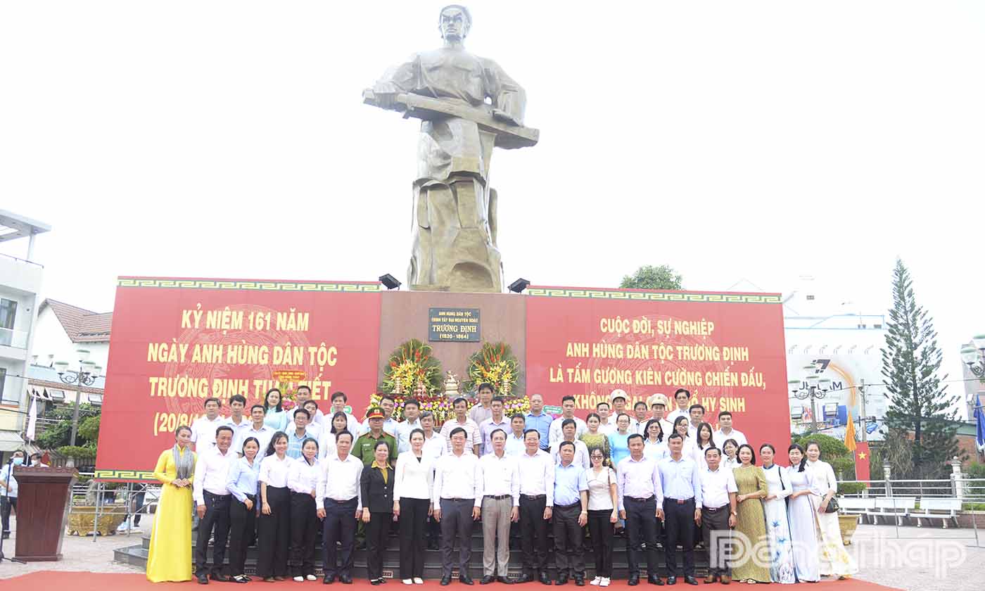 Đoàn đến thắp hương tưởng niệm và chụp ảnh lưu niệm tại Tượng đài Anh hùng dân tộc Trương Định (phường Gò Công).