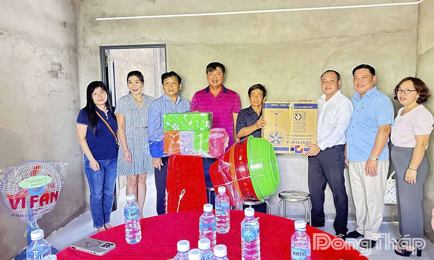 Các doanh nghiệp đã tặng gia đình ông Nguyễn Ngọc Tốt nhiều phần quà mừng căn nhà mới.