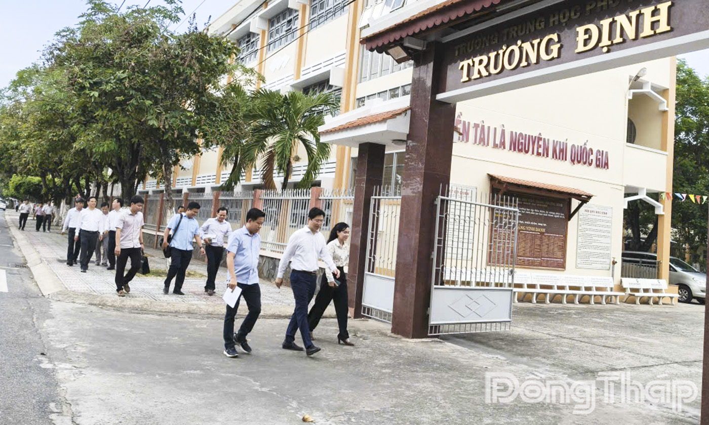 Đồng chí Huỳnh Minh Tuấn phó chủ tịch UBND tỉnh Đồng Tháp cùng đoàn khảo sát khu vực Trường THPT Trương Định.