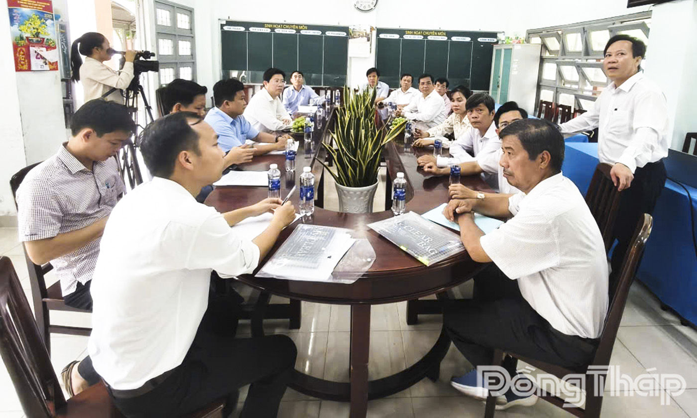 Quang cảnh buổi làm việc tại Trường THPT Trương Định, phường Long Thuận, tỉnh Đồng Tháp.
