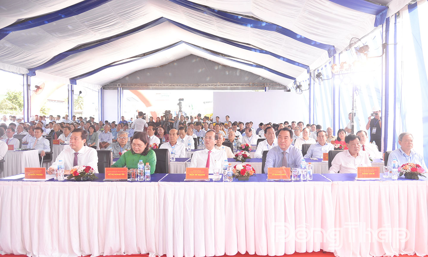 Đại biểu tham dự khánh thành cầu Rạch Miễu 2.