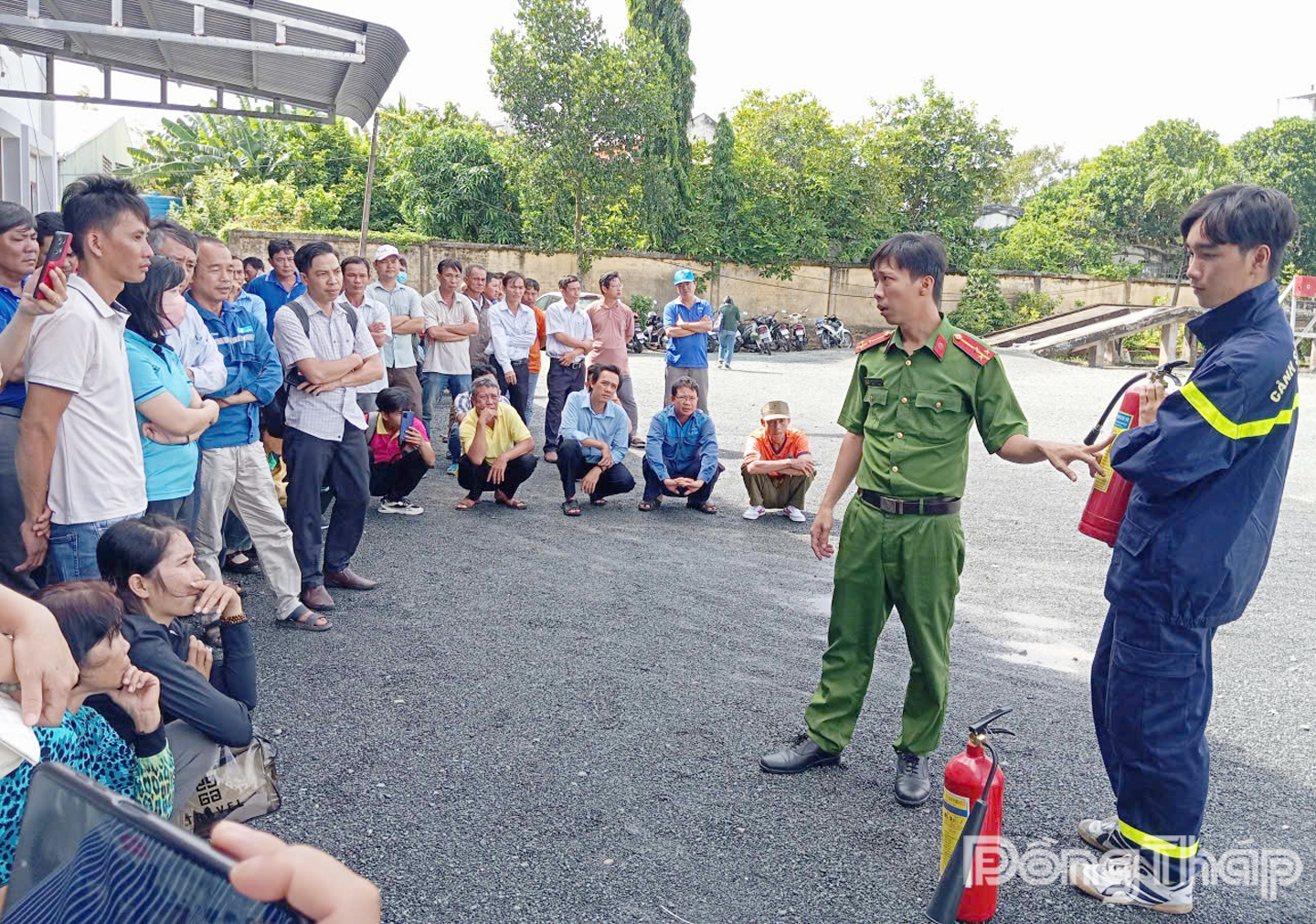 Cán bộ Cảnh sát phòng cháy, chữa cháy và cứu nạn, cứu hộ thuộc Công an tỉnh Đồng Tháp hướng dẫn nghiệp vụ phòng cháy, chữa cháy cho công chức, viên chức.