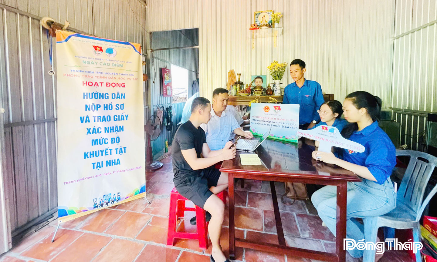 Đoàn viên - thanh niên tình nguyện đến tận nhà (phường Cao Lãnh) hướng dẫn người dân nộp hồ sơ và trao giấy xác nhận mức độ khuyết tật.