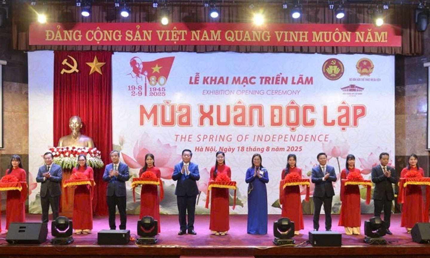 Nguyen Trong Nghia, Politburo member, Secretary of the Party Central Committee (PCC), Head of the PCC’s Communications and Mass Mobilisation Commission, cut the ribbon to the exhibition.
