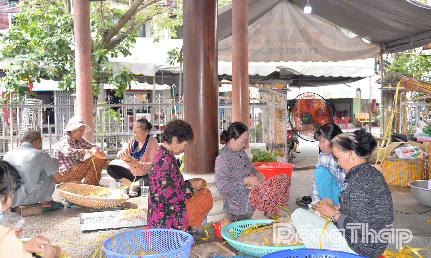 Người dân tất bật làm các món ăn truyền thống để chuẩn bị cho Lễ giỗ Anh hùng dân tộc Trương Định.