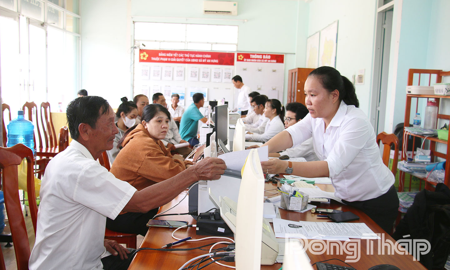 Trung tâm Phục vụ hành chính công xã Mỹ An Hưng phục vụ tốt nhu cầu của người dân.