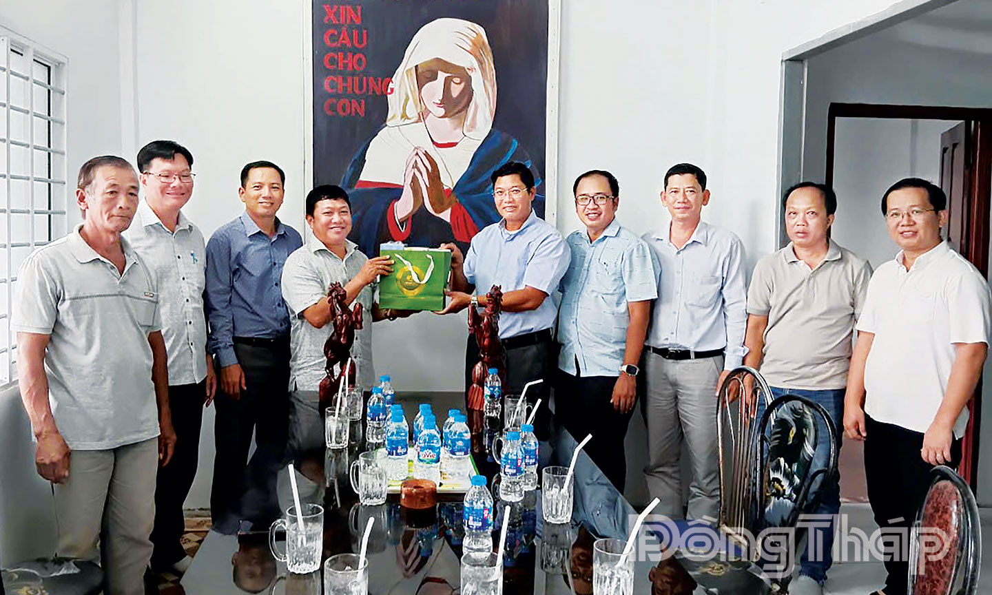 Đoàn lãnh đạo xã Tân Long thăm, tặng quà cơ sở tôn giáo trên địa bàn xã.