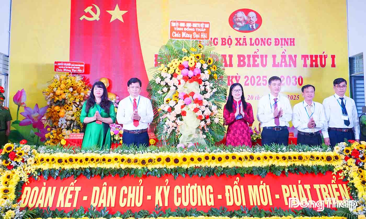 Nguyễn Thị Kim Tuyến, Uỷ viên Ban Thường vụ Tỉnh uỷ, Trưởng ban Tuyên giáo và Dân vận Tỉnh uỷ Đồng Tháp tặng hoa chúc mừng Đại hội. 