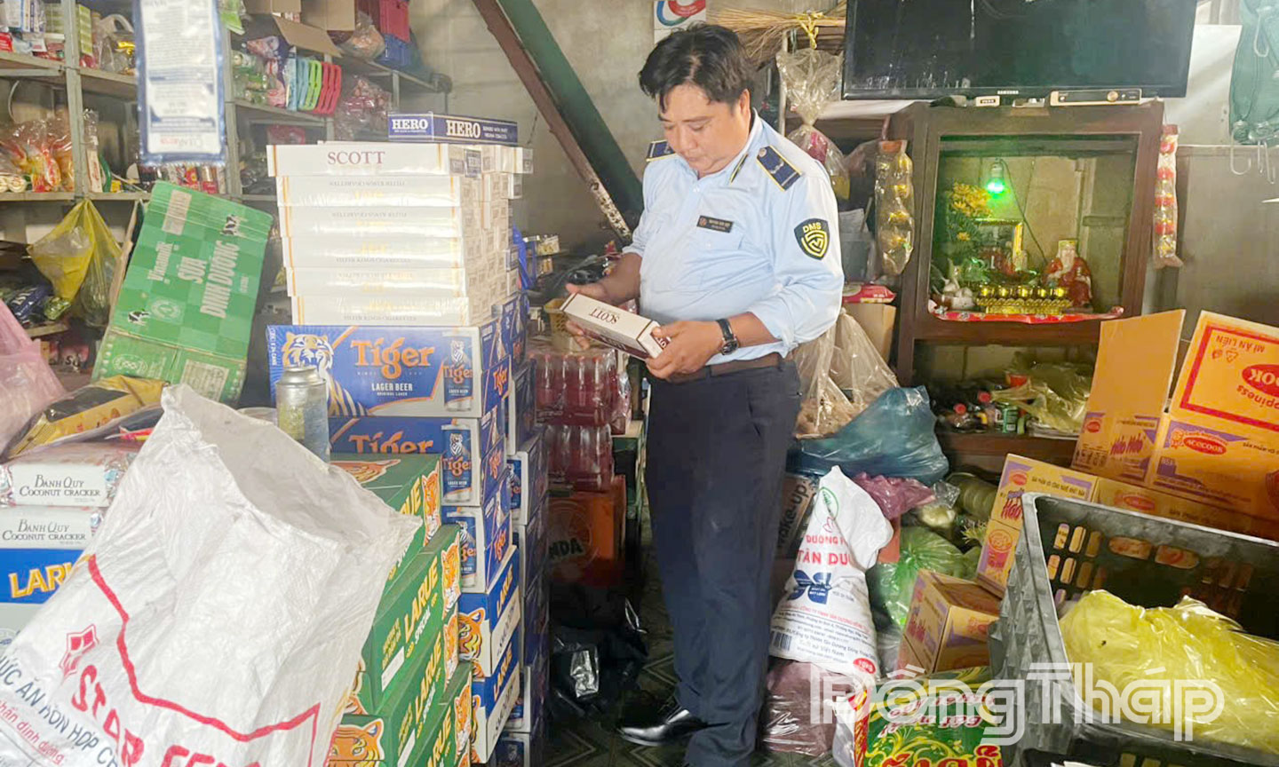 Lực lượng quản lý thị trường  tỉnh Đồng Tháp kiểm tra, xử lý một vụ kinh doanh thuốc lá điếu nhập lậu.
