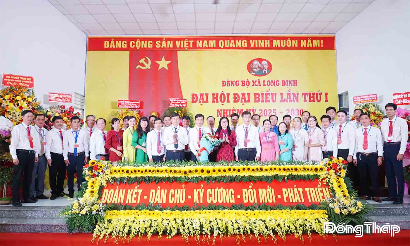 Đồng chí Nguyễn Thị Kim Tuyến tặng hoa chúc mừng Ban Chấp hành Đảng bộ xã Long Định. 