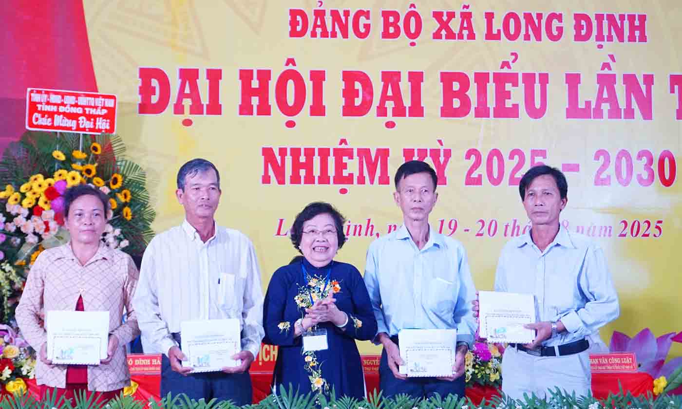 Đồng chí Nguyễn Thị Hoài Thu, Nguyên Uỷ viên Ban Chấp hành Trung ương Đảng, Nguyên Uỷ viên Ban Thường vụ Quốc Hội, Nguyên Chủ nhiệm Uỷ ban các vấn đề xã hội của Quốc Hội tặng quà cho Mẹ Việt Nam Anh hùng tại xã Long Định. 