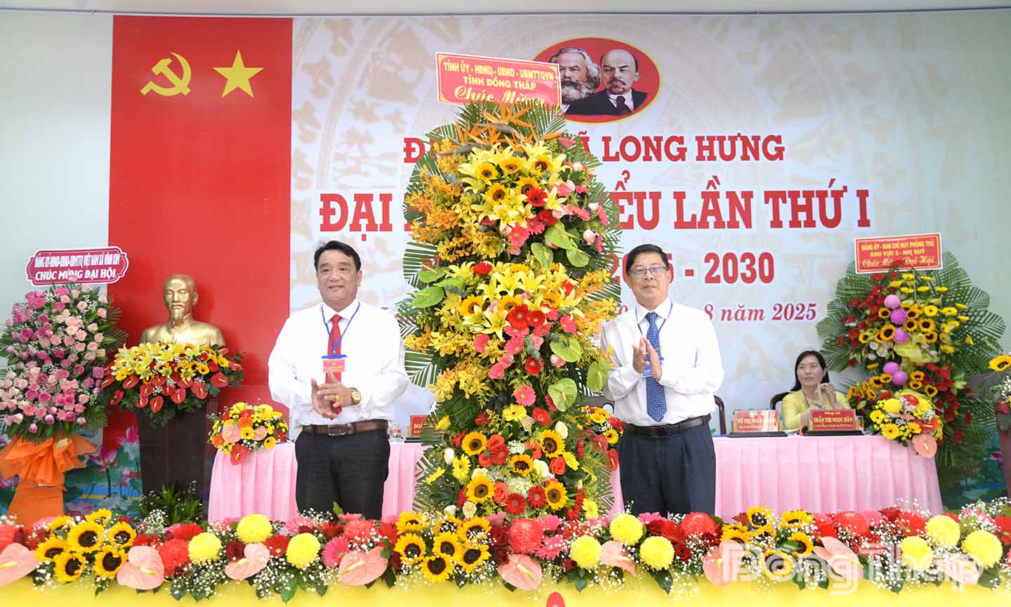 Đồng chí Trần Thanh Nguyên (bên phải) tặng hoa chúc mừng đại hội.