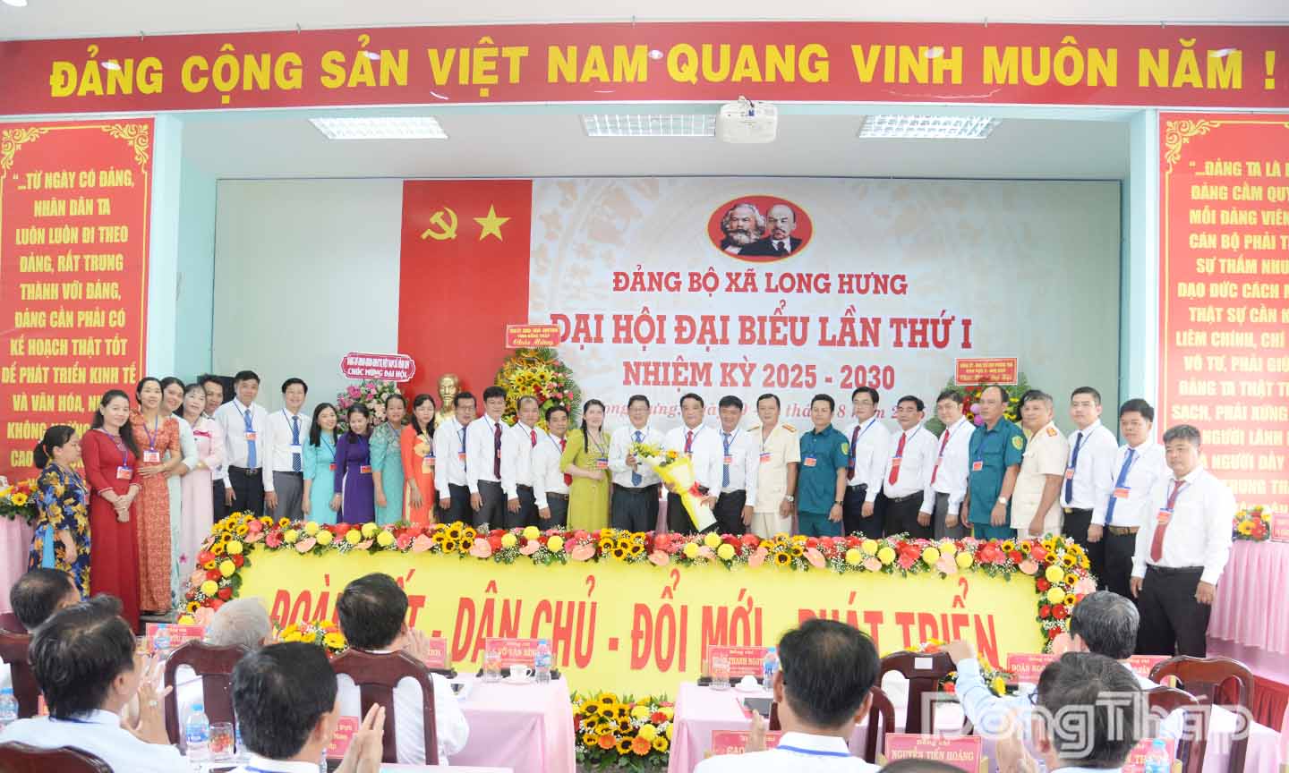 Ban Chấp hàng Đảng bộ xã Long Hưng, nhiệm kỳ 2025 - 2030 ra mắt tại Đại hội.