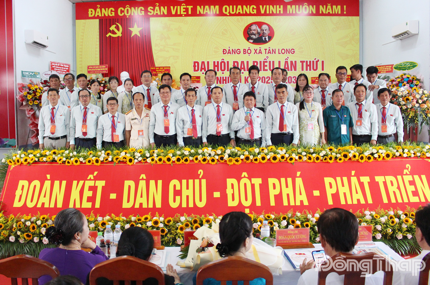Ban Chấp hành Đảng bộ xã Tân Long ra mắt Đại hội.