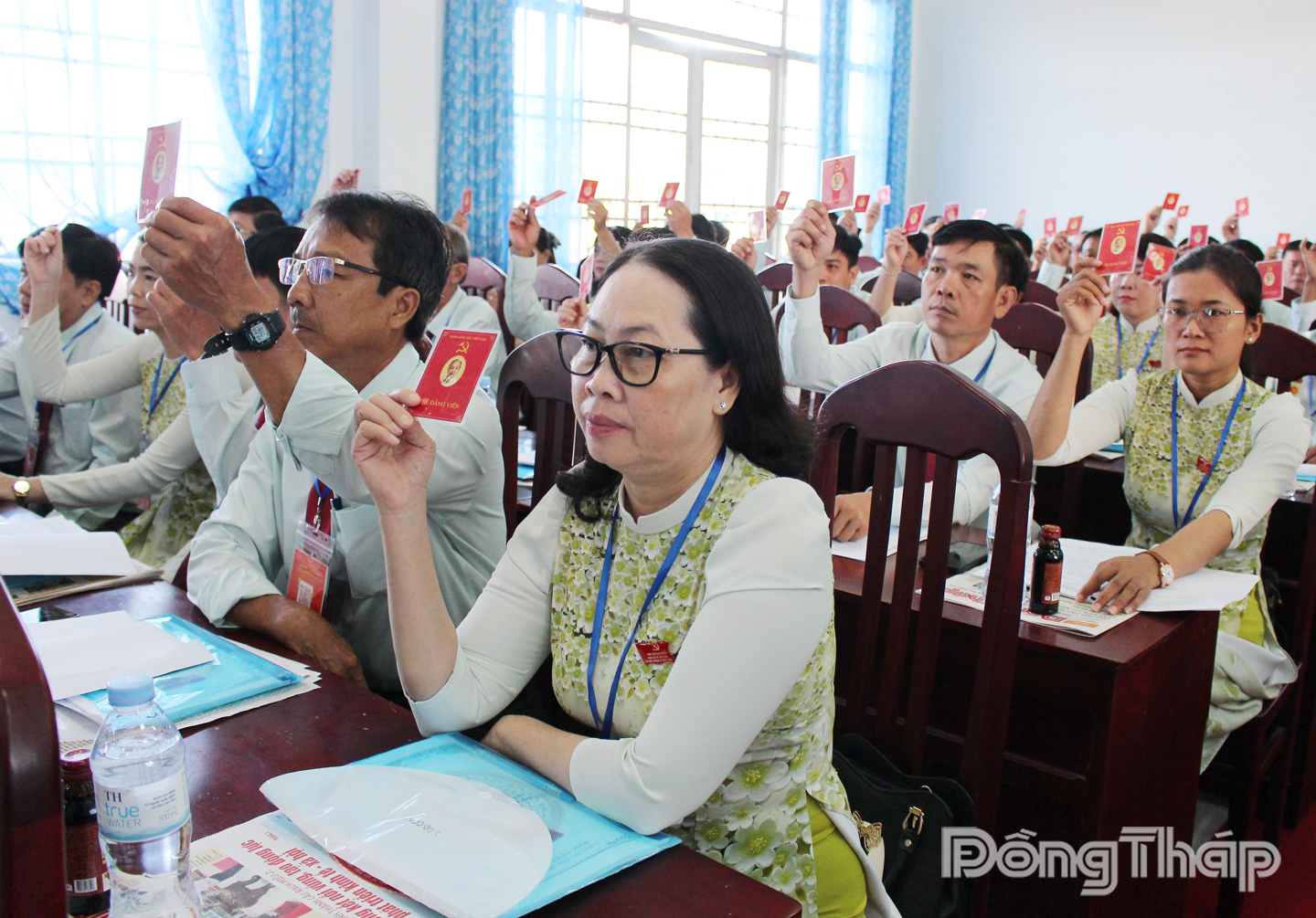 Đại biểu biểu quyết các chỉ tiêu chủ yếu.