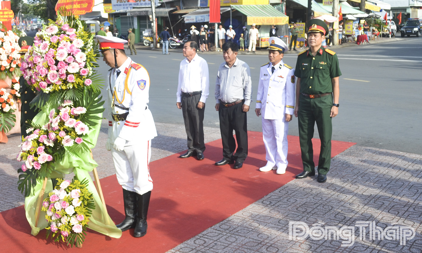 Đoàn Trung ương do đồng chí Thiếu tướng Võ Văn Lẹ, nguyên Phó Chủ nhiệm Chính trị Bộ Tư lệnh Bộ đội Biên phòng Việt Nam làm Trưởng đoàn đến đặt tràng hoa và dâng hương tại Tượng đài AHDT Trương Định (phường Long Thuận).