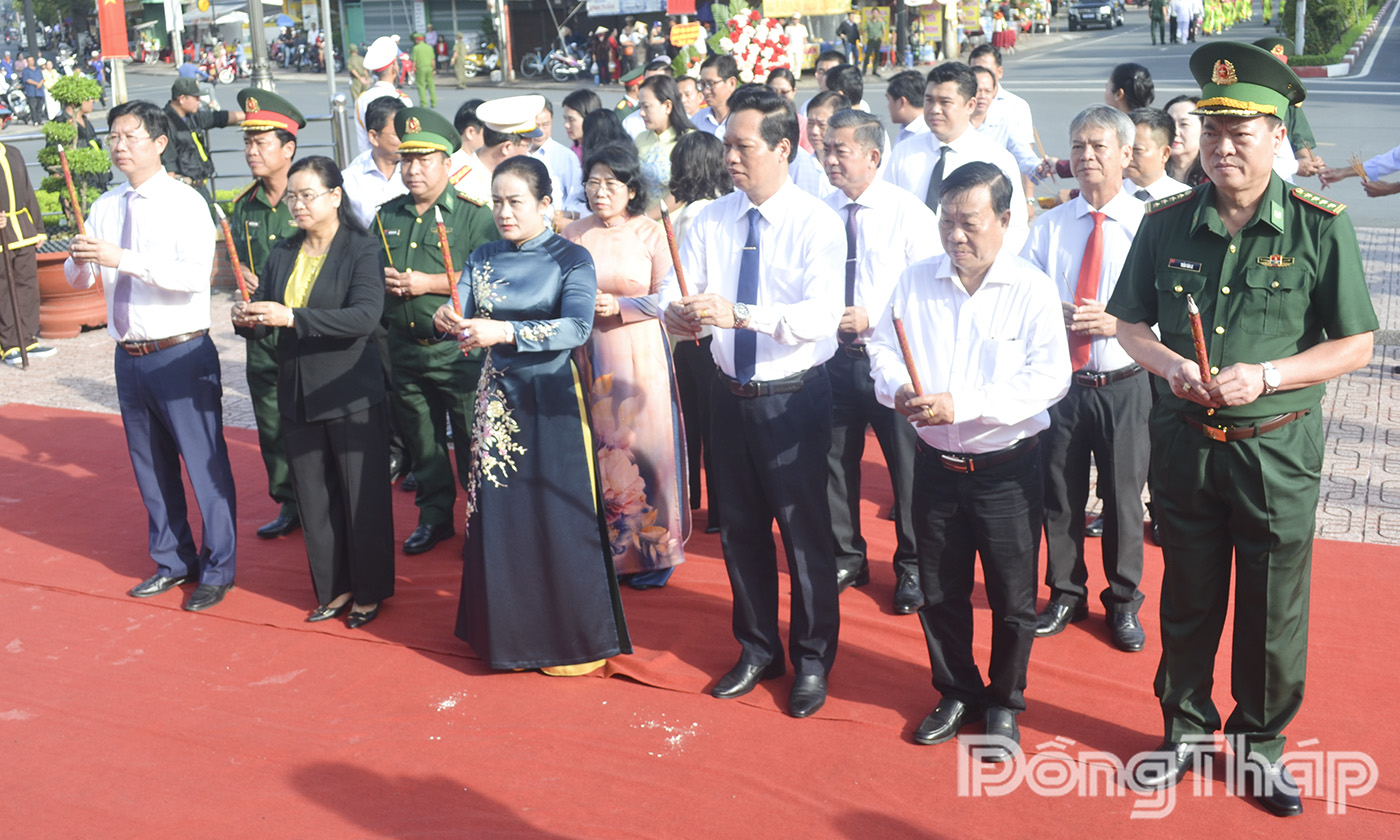 Đoàn Tỉnh ủy, HĐND, UBND, Ủy ban Mặt trận Tổ quốc Việt Nam tỉnh Đồng Tháp do đồng chí Nguyễn Hải Trâm, Phó Bí thư Thường trực Tỉnh ủy làm Trưởng đoàn đến đặt tràng hoa, dâng hương tại Tượng đài AHDT Trương Định (phường Long Thuận).