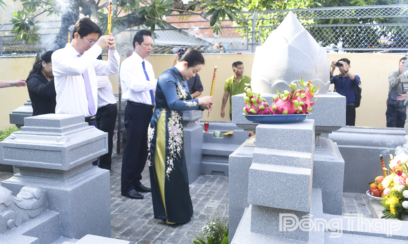 Đoàn Tỉnh ủy, HĐND, UBND, Ủy ban Mặt trận Tổ quốc Việt Nam tỉnh Đồng Tháp do đồng chí Nguyễn Hải Trâm, Phó Bí thư Thường trực Tỉnh ủy làm Trưởng đoàn đến dâng hương tại lăng mộ AHDT Trương Định (phường Gò Công).